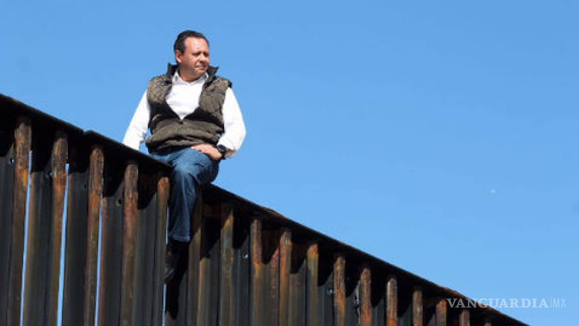Diputado del PRI sube el muro fronterizo para demostrar que no frenará migración