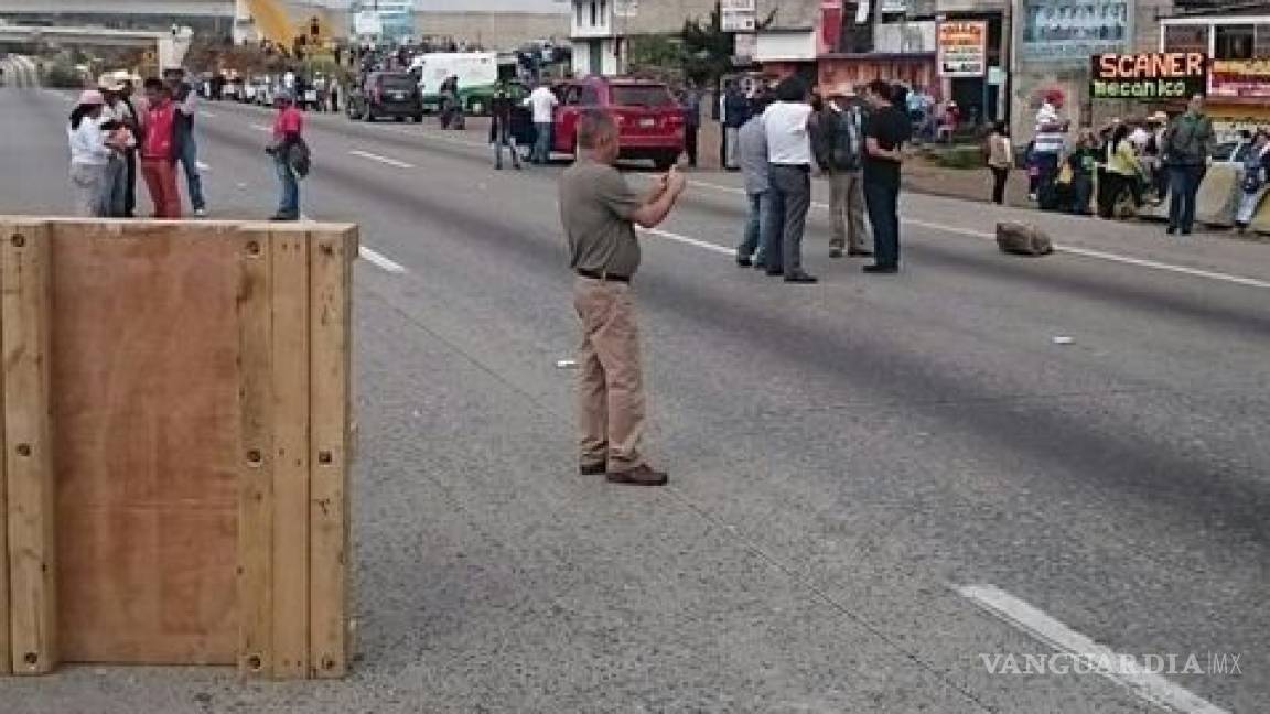 $!Autopista México-Querétaro bloqueada por 'gasolinazo'