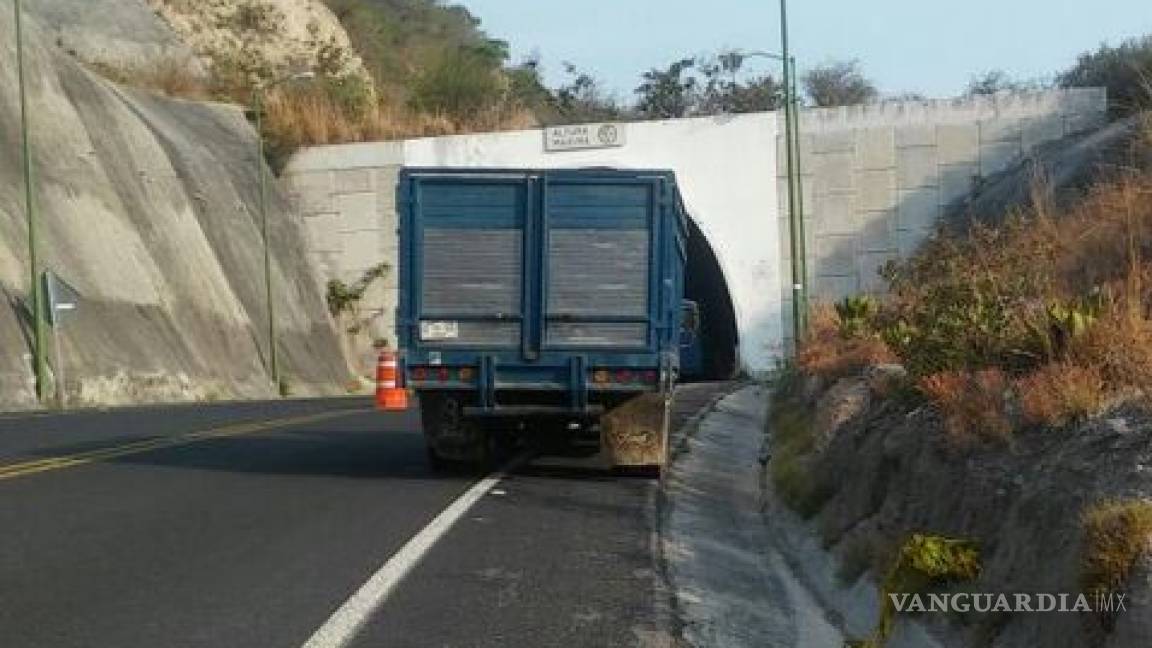 Abandonan camioneta con 9 cuerpos en Chilpancingo