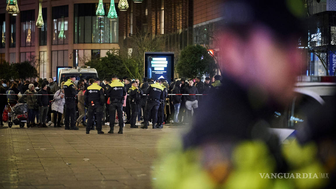 Atacan a 3 con cuchillo en La Haya durante compras del Black Friday; no está claro si es ataque terrorista
