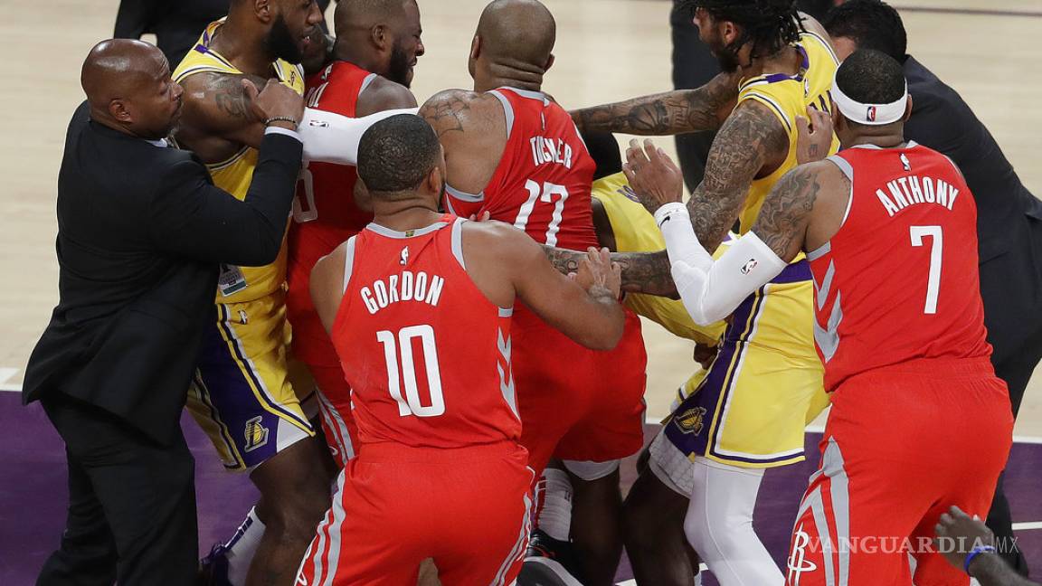 Se arma la campal entre Lakers y Rockets en el debut de LeBron James