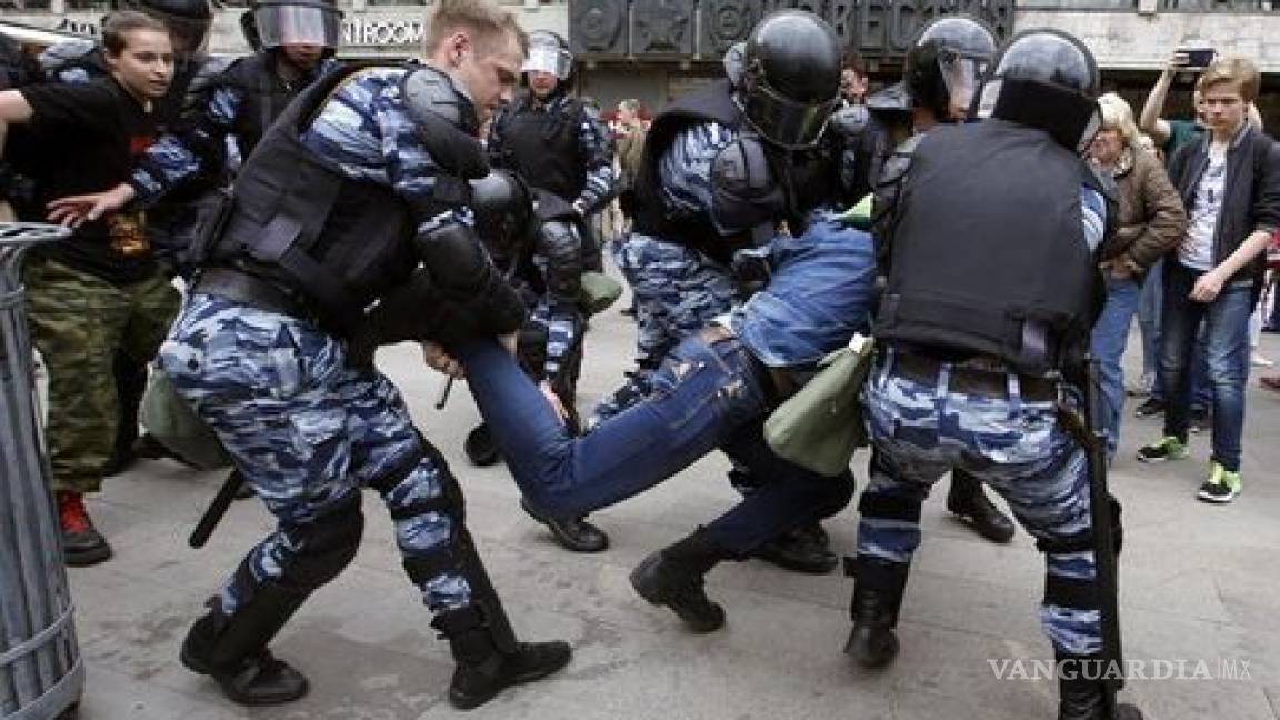 Detienen a casi 2 mil en protestas en Rusia