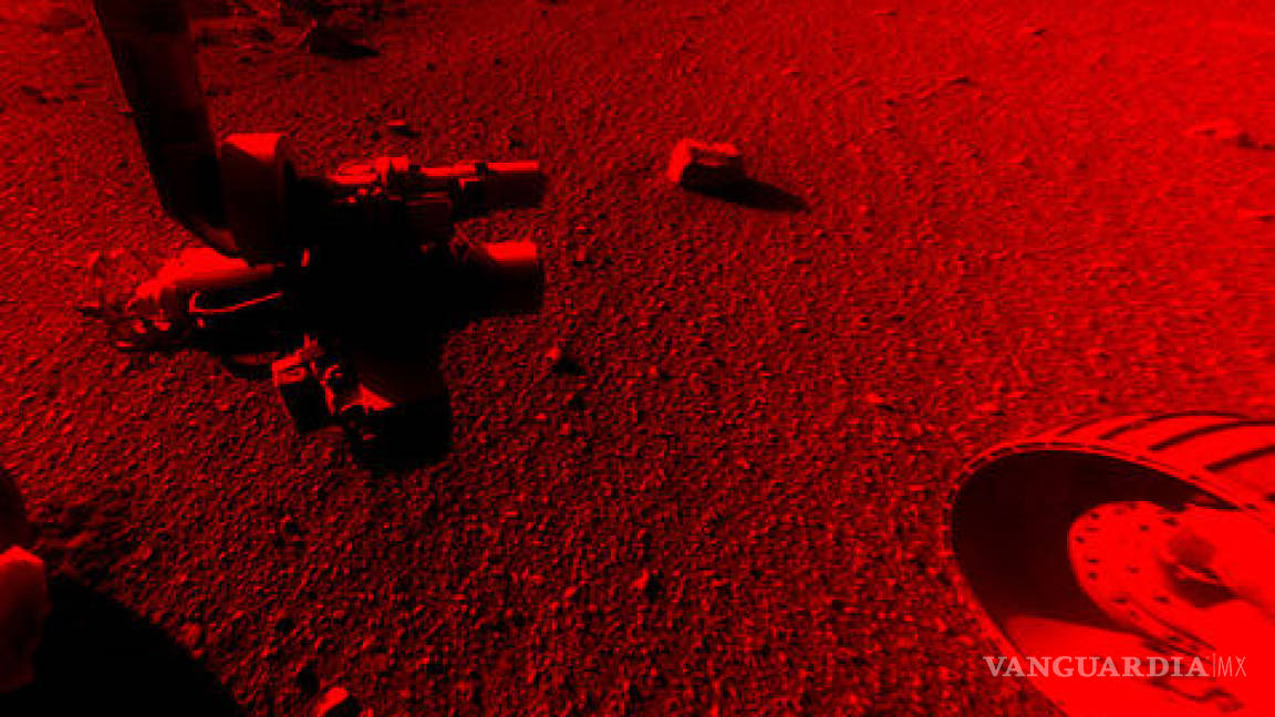 Robot explorador encuentra misteriosas franjas en piedra de Marte