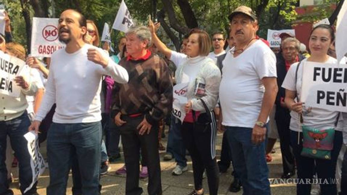 $!Marchan contra 'gasolinazo' en el Zócalo de la CDMX