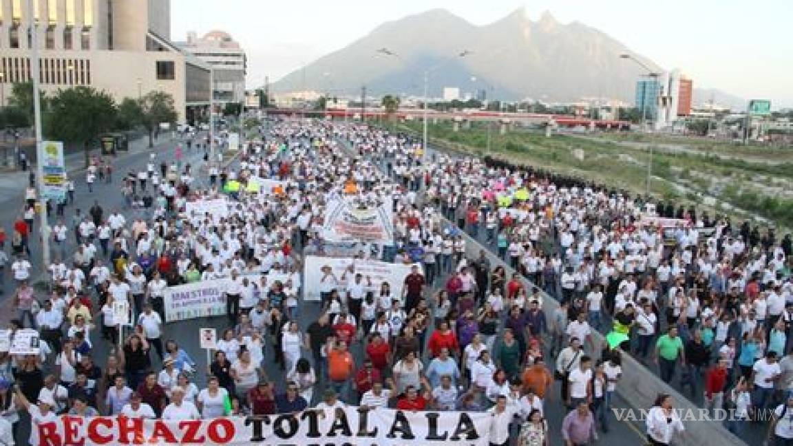 Protestan maestros en Monterrey por la Reforma Educativa