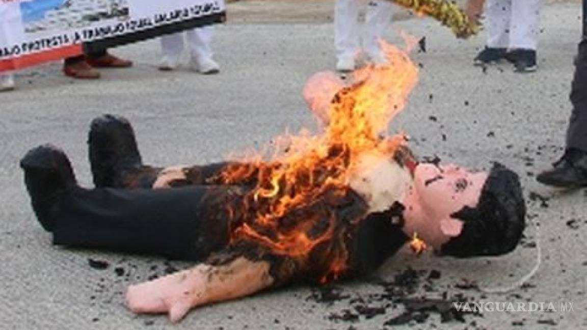En Tampico, queman una &quot;peñata&quot; para exigir base en la SSa