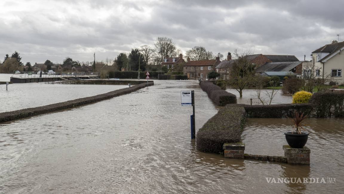 Tras 48 horas lluvias Dennis ahoga al Reino Unido, mira estas imágenes
