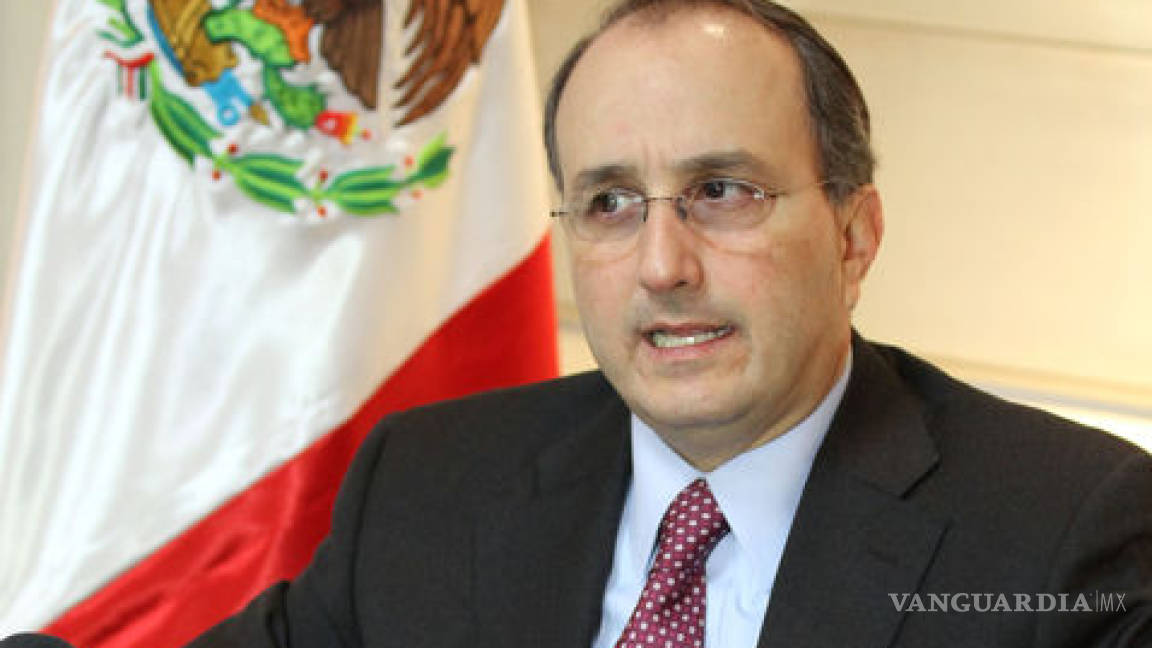 Retiran pasaporte a extesoreo de Nuevo León acusado de corrupción