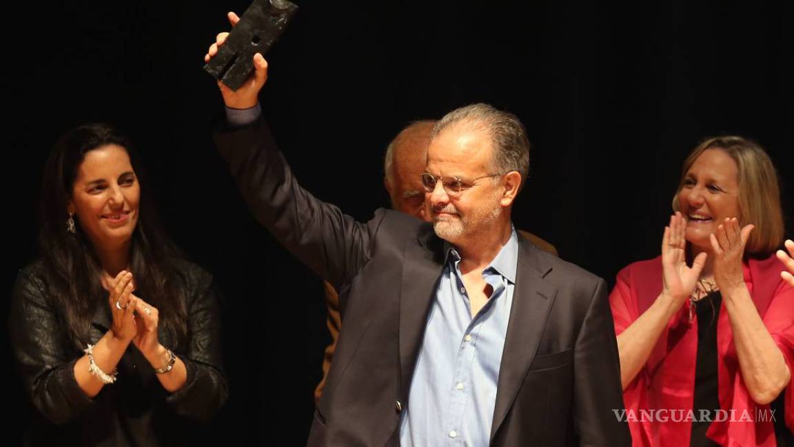 Gana el escritor chileno Carlos Franz la Bienal de Novela Vargas Llosa