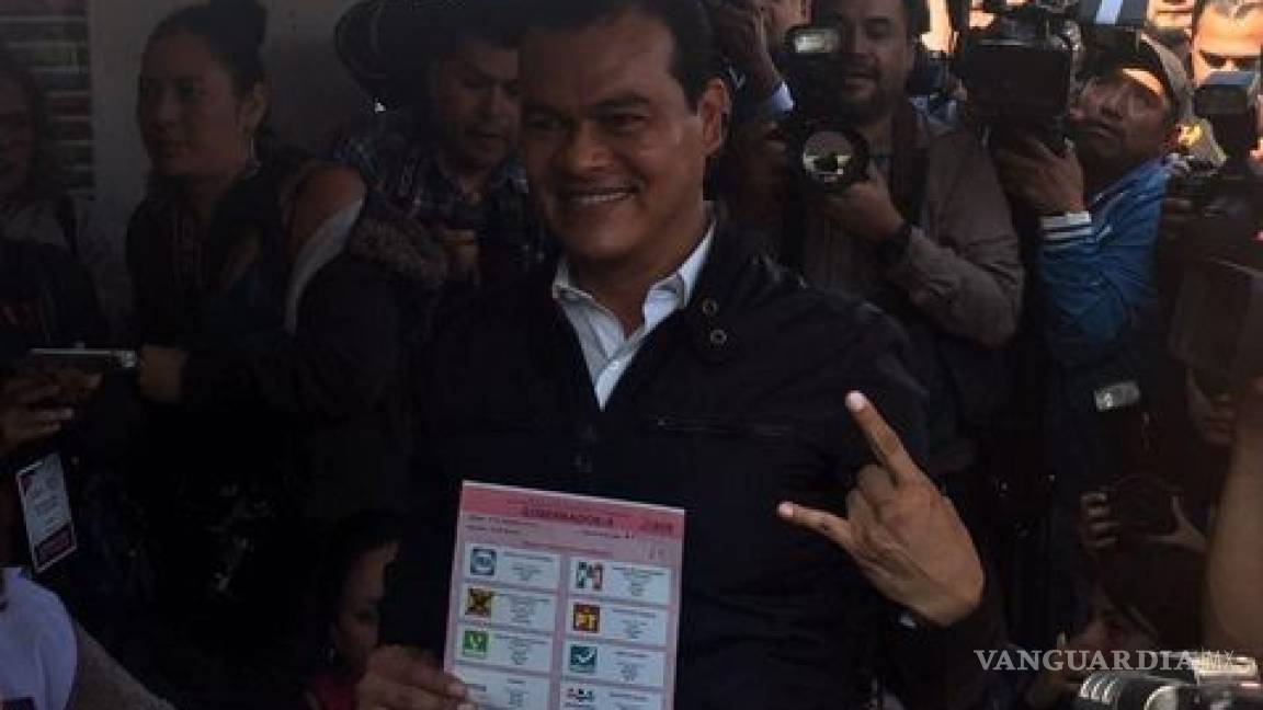 Juan Zepeda emite su voto en Nezahualcóyotl, Edomex