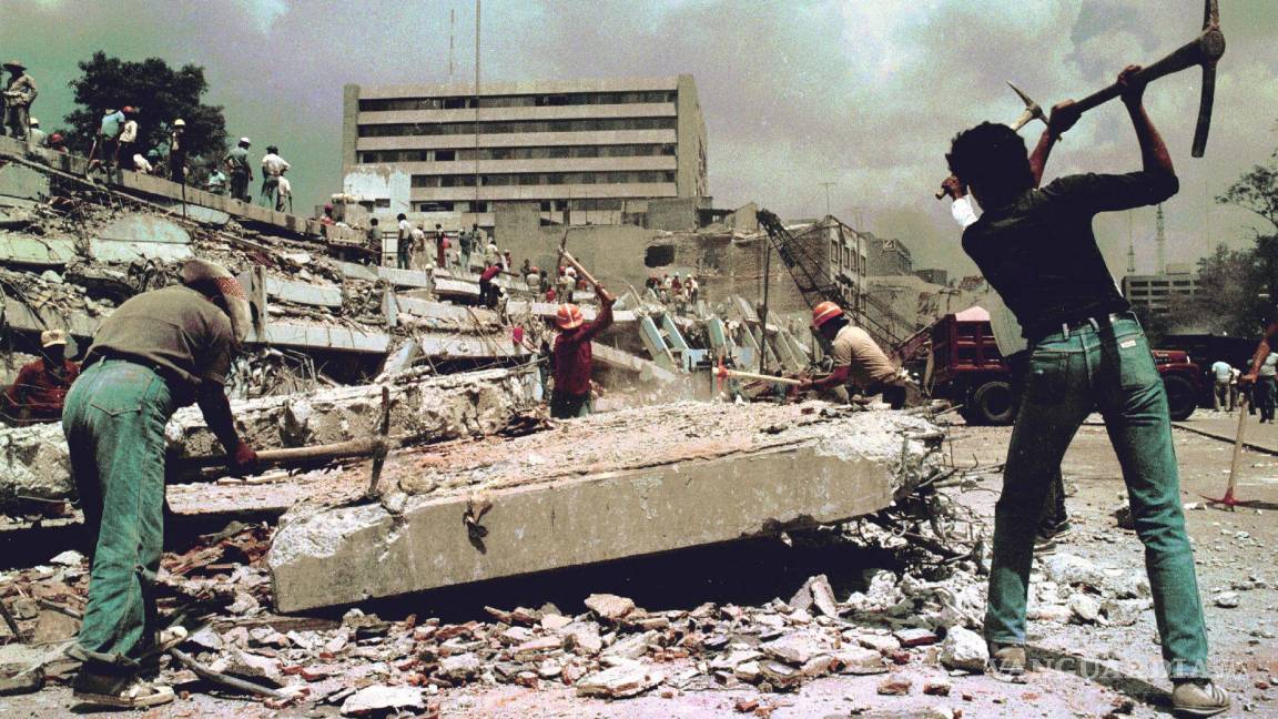 $!El 19 de septiembre de 1985, un minuto y medio bastó para que los capitalinos descubrieran los daños provocados por el terremoto.