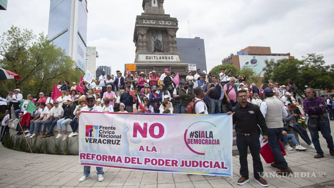 $!Cientos de personas se congregan en las inmediaciones de la Cámara de Senadores para manifestarse en contra de la Reforma Judicial la cual se discutirá hoy | Foto: Cuartoscuro