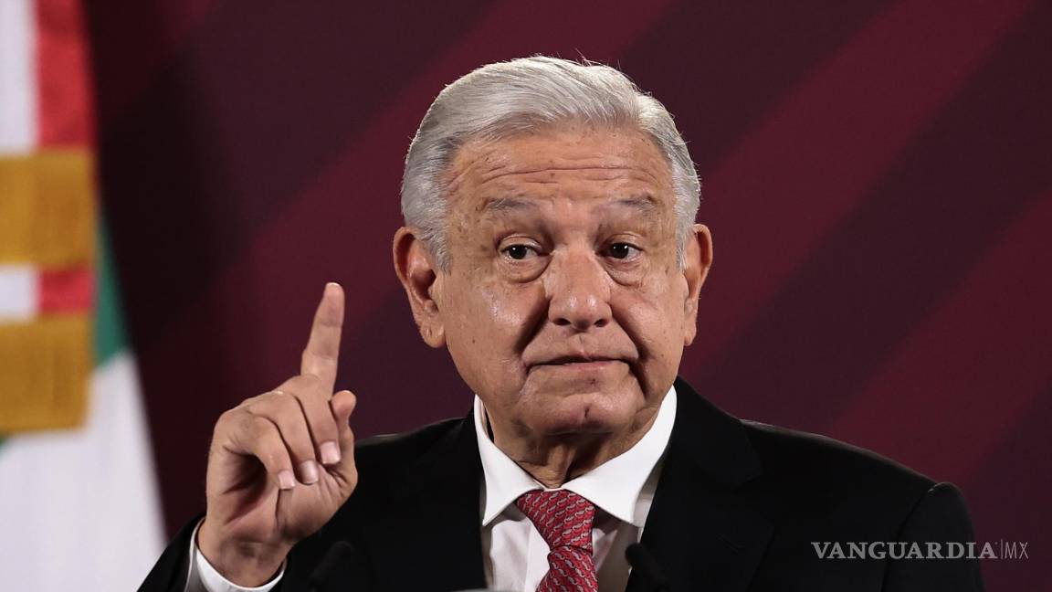 $!El presidente de México, Andrés Manuel López Obrador, habla durante la mañanera en el Palacio Nacional, en la Ciudad de México (México).