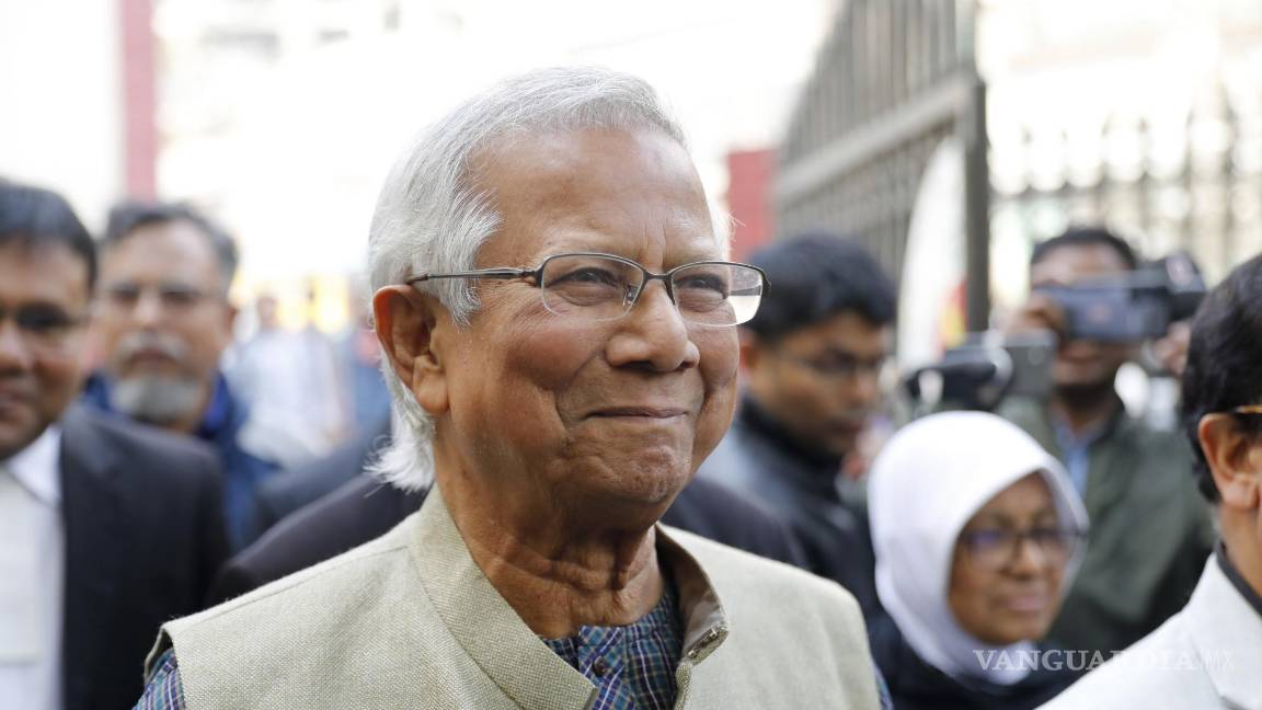$!El premio Nobel de la Paz, Muhammad Yunus, sonríe al llegar a comparecer ante un tribunal laboral en Dhaka, Bangladesh, el domingo 28 de enero de 2024.