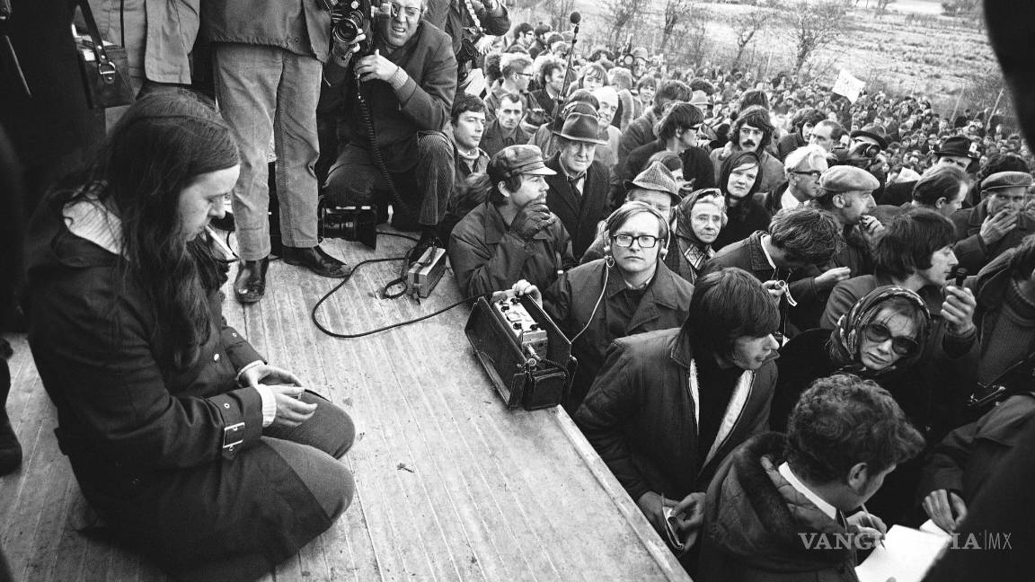 $!13/02/1972. Bernadette Devlin, miembro del parlamento de Mid-Ulster, está rodeada de reporteros y fotógrafos, en Belfast.