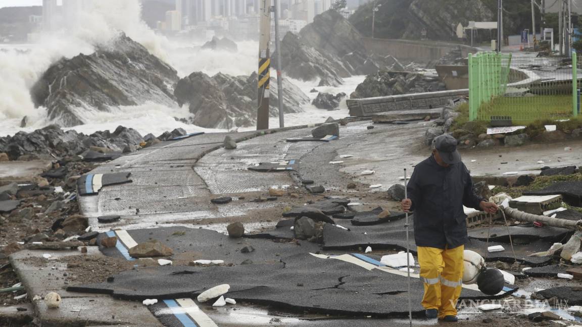 $!Una carretera resultó dañada cuando las olas golpearon la costa en Ulsan, Corea del Sur.