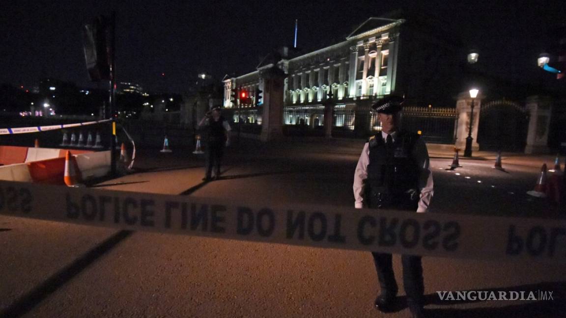 Arrestan a un hombre que empuñaban espada frente al palacio de Buckingham