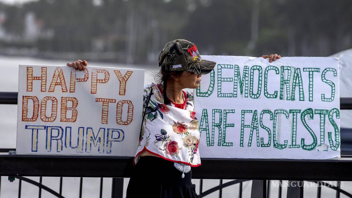 $!Un partidario del expresidente Donald Trump frente a la residencia de Trump en Mar-a-Lago en Palm Beach, Florida.