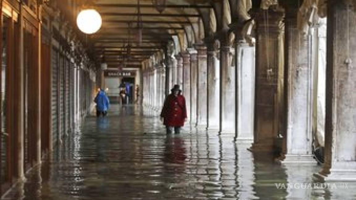 Reabren Plaza de San Marcos en Venecia; agua sigue alta