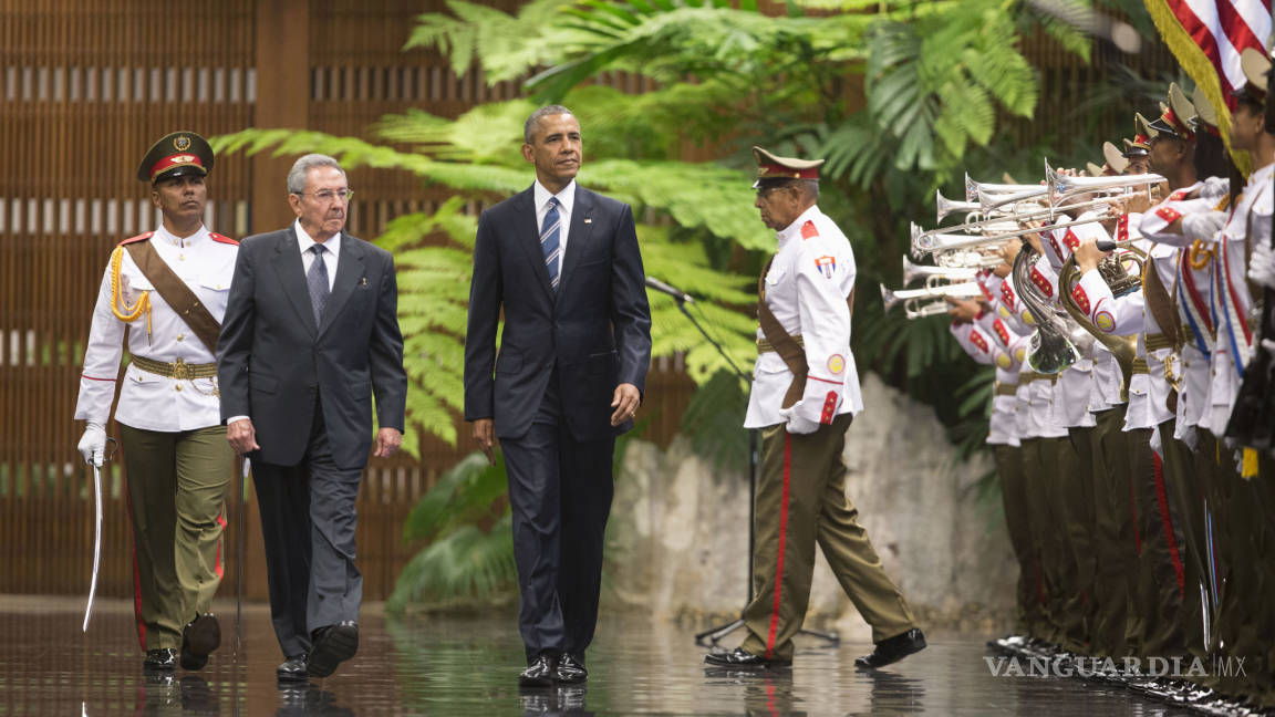 Raúl Castro recibe a Obama