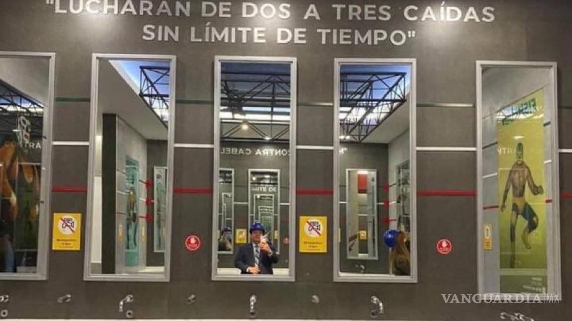 Lucha libre decora los nuevos baños del aeropuerto de Santa Lucía... con un pequeño error