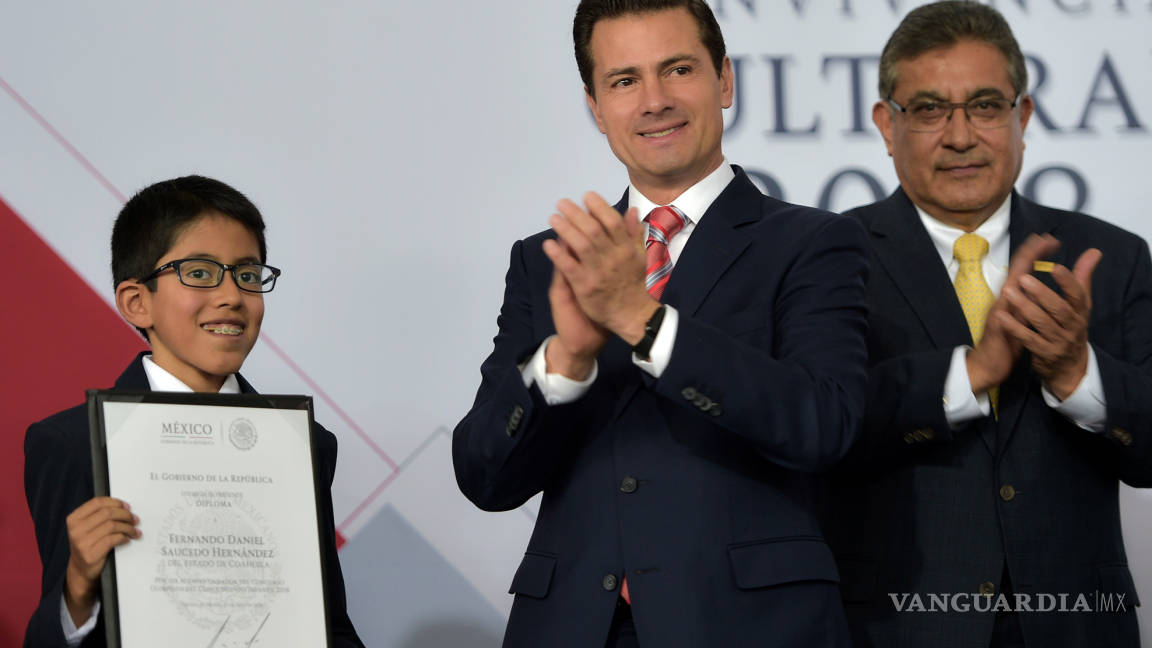 Fernando Daniel, el niño saltillense ganador de la Olimpiada Nacional del Conocimiento, es reconocido en Los Pinos por Peña Nieto
