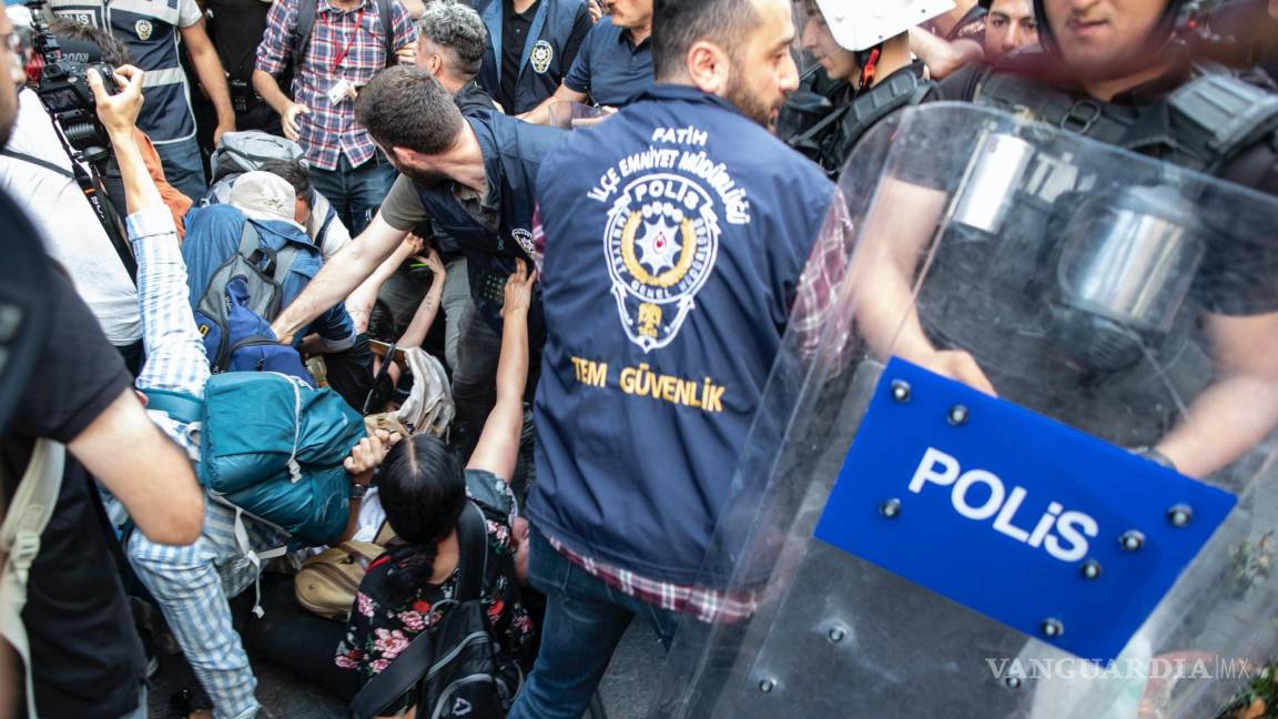 $!La policía turca bloquea la marcha de miembros y simpatizantes de la comunidad LGBT durante la Marcha del Orgullo de Estambul.
