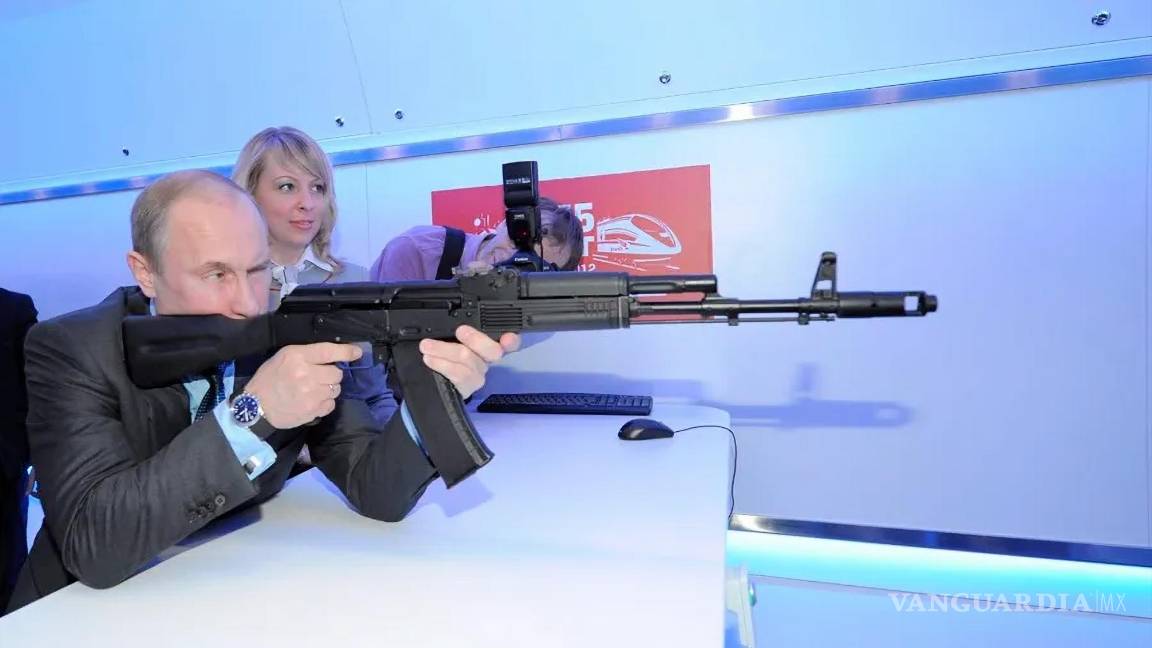 $!Vladimir Putin, presidente de Rusia, apunta con un AK-47.