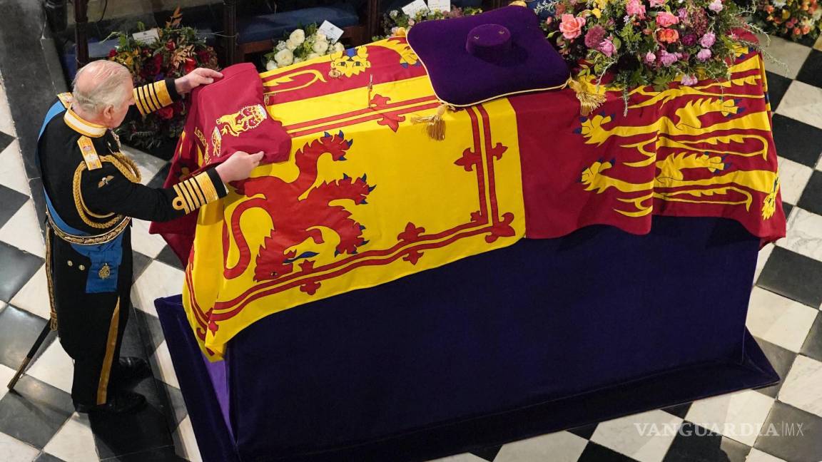 $!El rey Carlos III coloca el color del campamento de la Compañía de la Reina de la Guardia de Granaderos en el ataúd en el Castillo de Windsor.