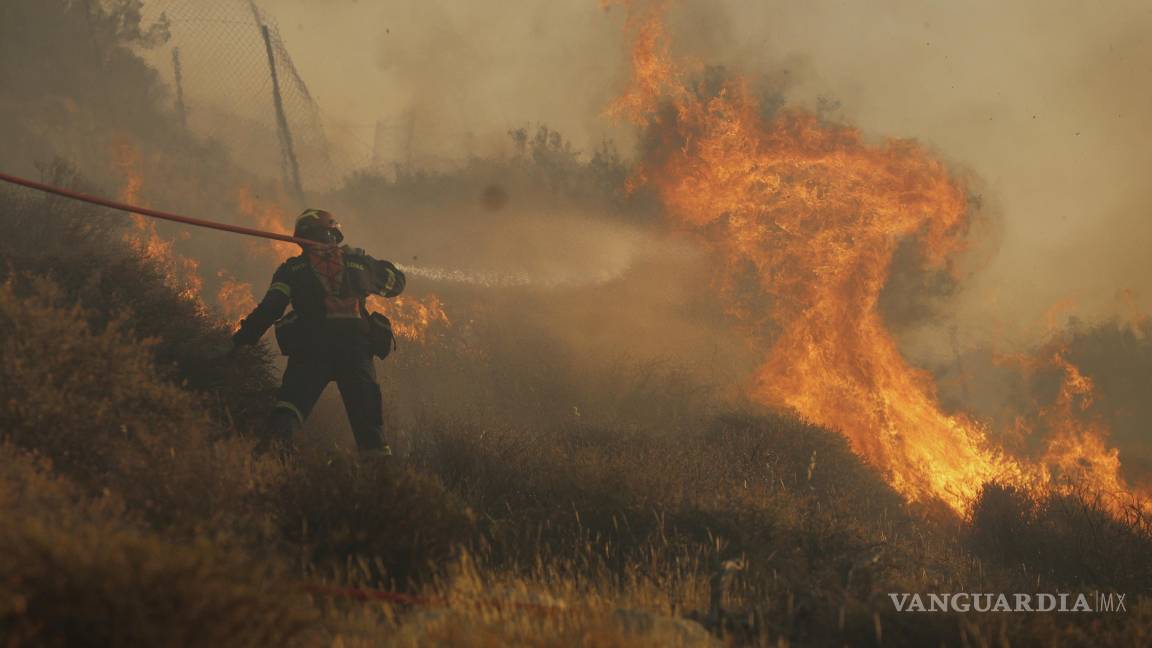 Miles son evacuados tras incendios en Grecia; mueren 2 personas en Turquía