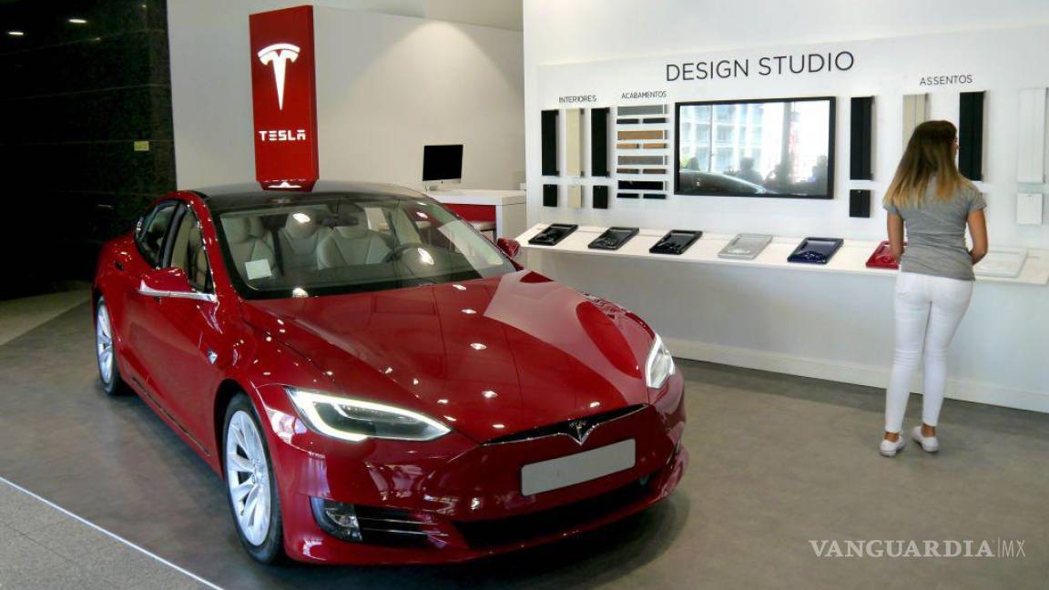 Con el salario mínimo, ¿cuánto tardarías en comprar el Tesla más barato?