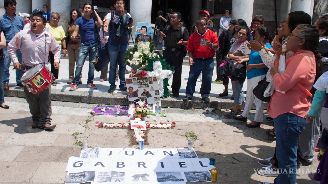 Fans recuerdan a Juan Gabriel en Bellas Artes