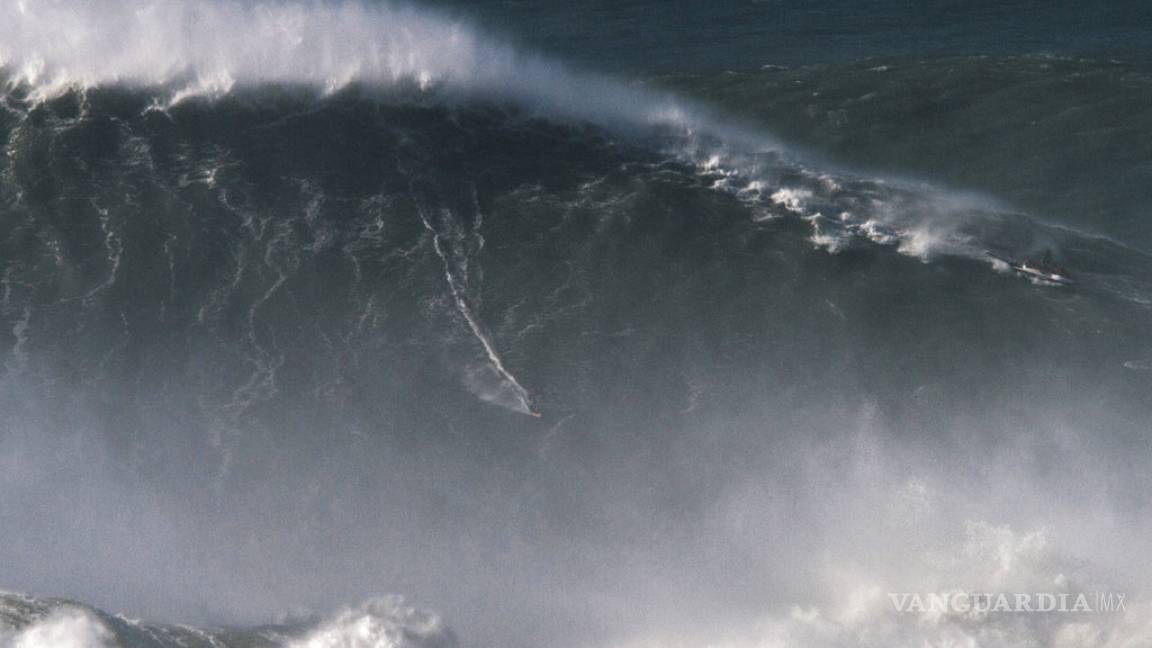 Surfista rompe el Récord Guinness de surfear la ola más grande de la historia