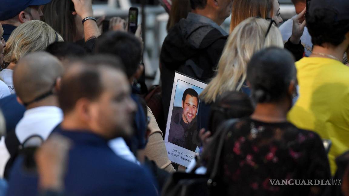 $!La foto de una víctima del 11 de septiembre es llevada por familiares y amigos mientras asisten a una ceremonia que conmemora el 20 aniversario de los ataques del 11 de septiembre en el World Trade Center, en Nueva York. EFE/EPA/Ed Jones