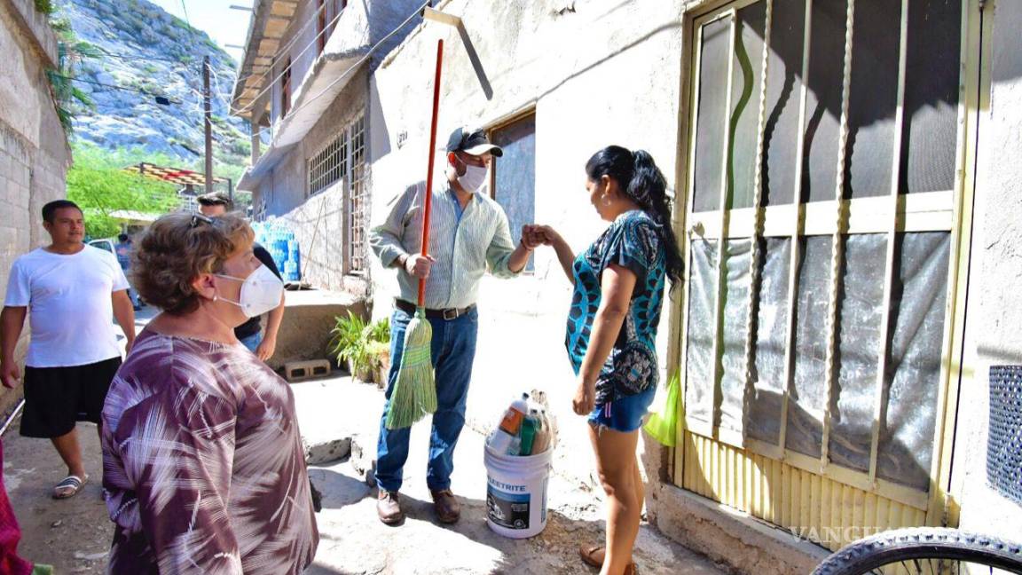 Regidores electos entregan apoyos a personas afectadas por las lluvias registradas en el sector poniente de Torreón