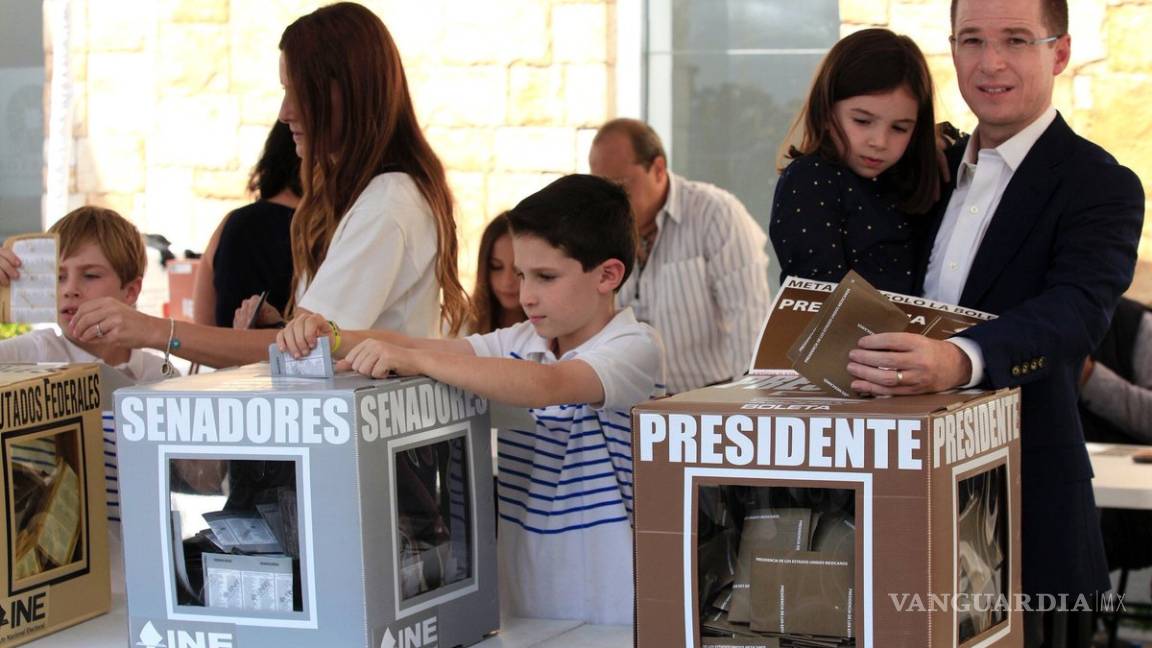 $!Anaya vota por el mismo después de hacer fila en casilla por una hora y media