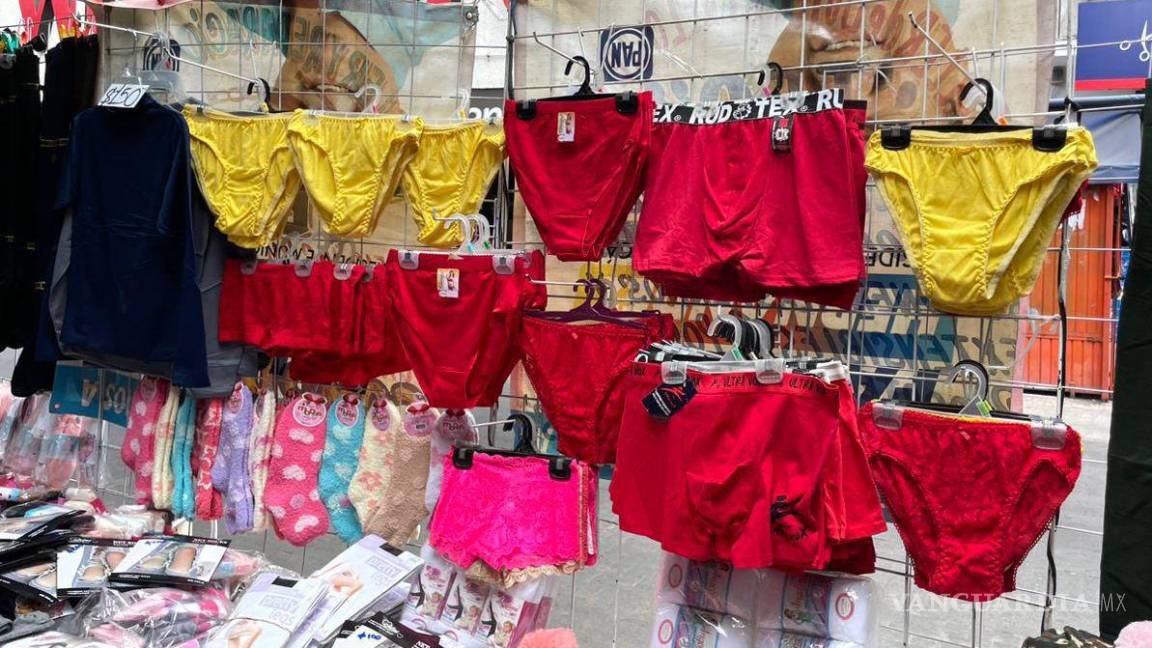 Aumenta 60% venta de lencería roja y amarilla en zona centro de Saltillo, declaran comerciantes