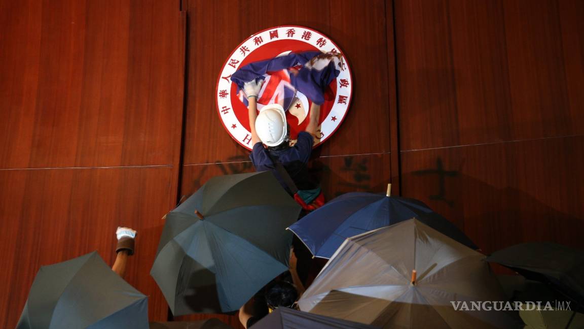 $!Manifestantes toman violentamente el control del Parlamento de Hong Kong