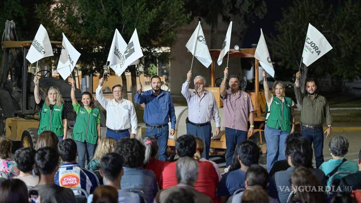 $!El alcalde Carlos Villarreal supervisa los avances de la pavimentación en la Calle Barranquilla, un proyecto clave del Plan “Prendamos Monclova”.