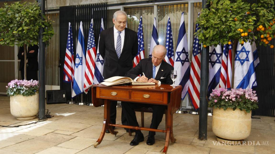 $!El primer ministro de Israel, Benjamin Netanyahu, mira al vicepresidente estadounidense, Joe Biden en Jerusalén, el 9 de marzo de 2010.