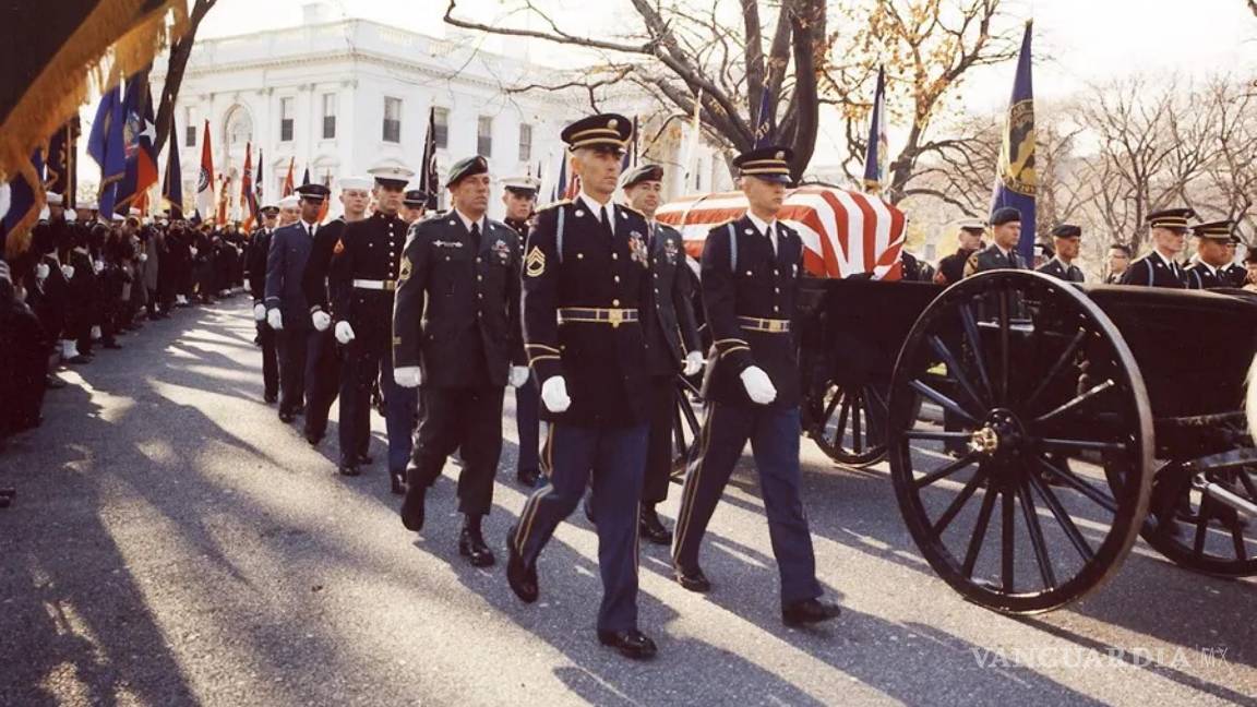 $!El cuerpo del presidente John Fitzgerald Kennedy sale de la Casa Blanca hacia el Capitolio de Estados Unidos, mostrado en este archivo del 24 de noviembre de 1963.