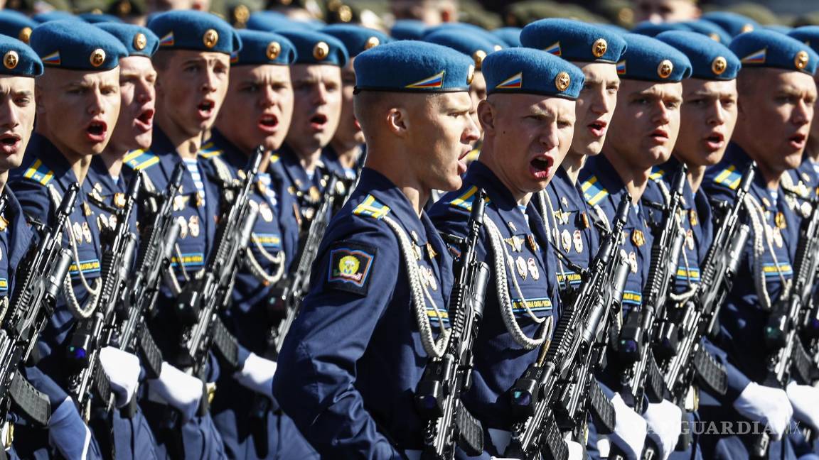 $!Paracaidistas rusos toman parte en un desfile militar del Día de la Victoria en la Plaza Roja en Moscú, Rusia.