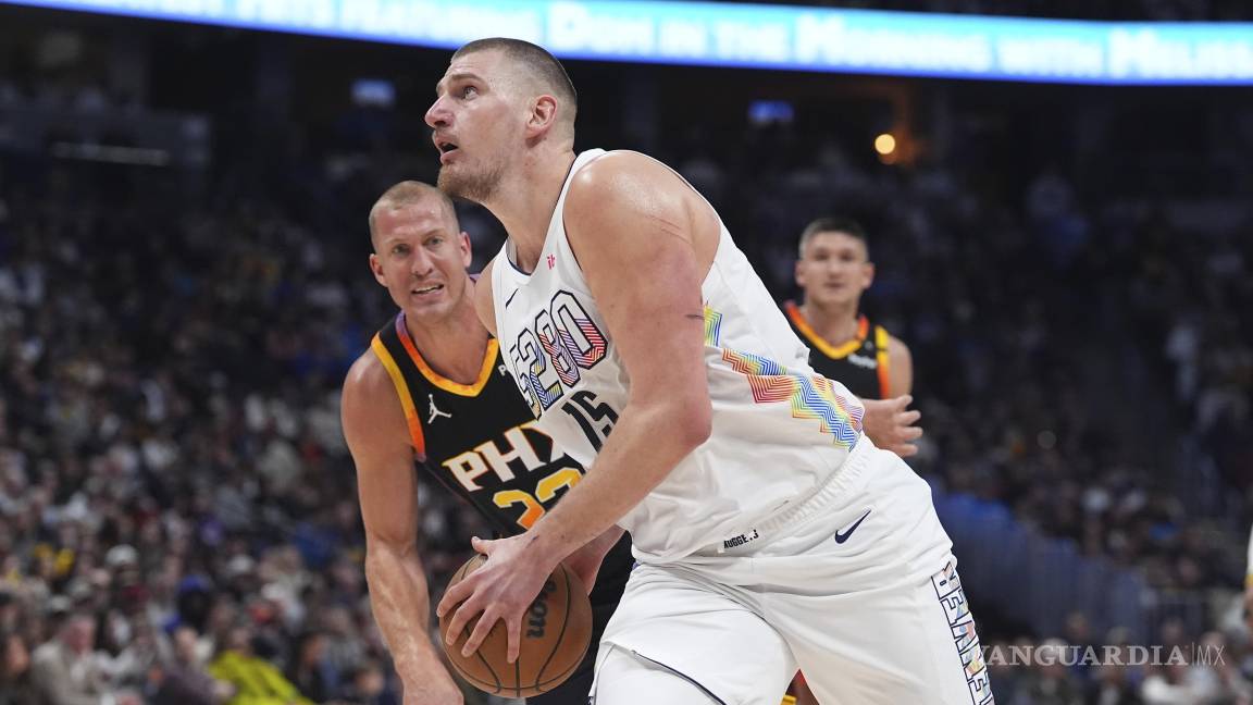 Jokic hace historia con un inédito 30-20-20 en la victoria de los Nuggets sobre los Suns