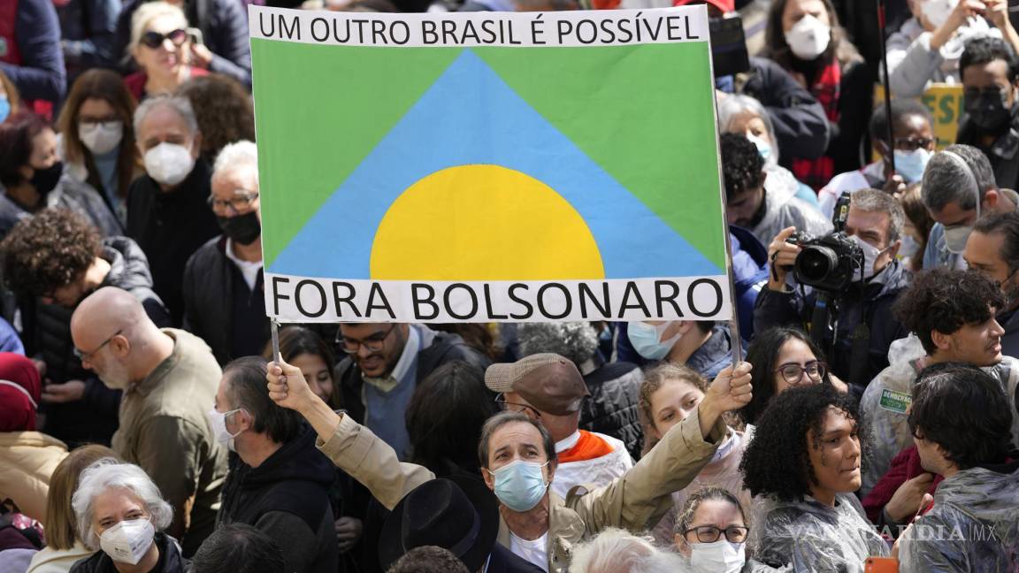 $!Un hombre sostiene un cartel que dice en portugués Fuera Bolsonaro.