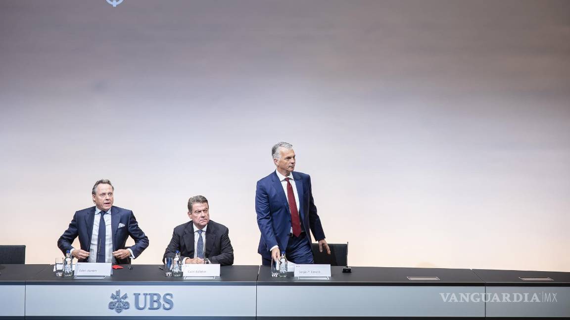 $!Sergio Ermotti (d), nuevo director ejecutivo del banco suizo UBS, el presidente de UBS, Colm Kelleher (c), y el director ejecutivo saliente, Ralph Hamers.