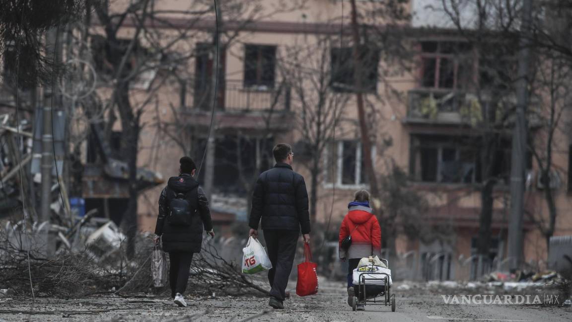 $!La gente camina por la avenida Mira en Mariupol, Ucrania.