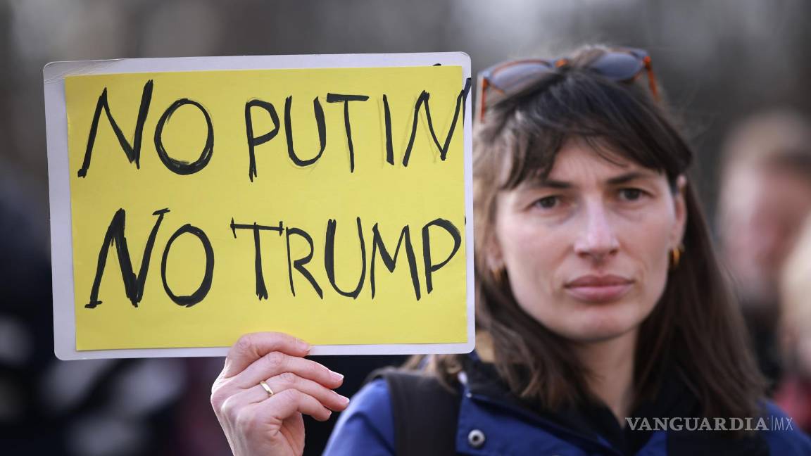 $!Una mujer participa en una protesta contra la guerra en Ucrania en Berlín, Alemania, el 22 de febrero de 2025.