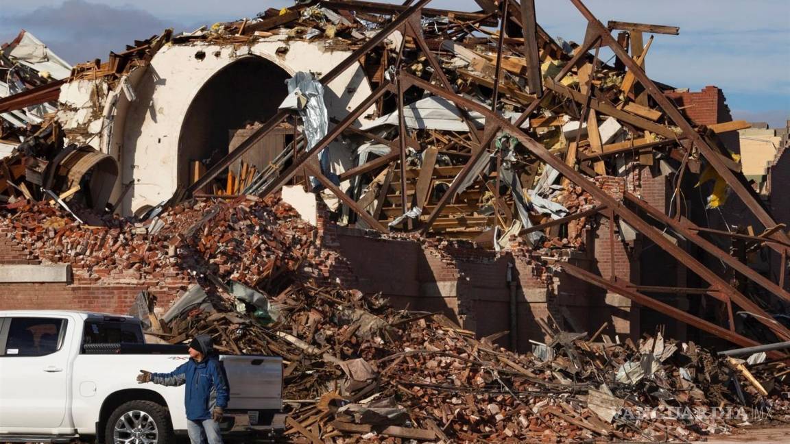 Siguen trabajos de rescate de víctimas por tornado en Kentucky