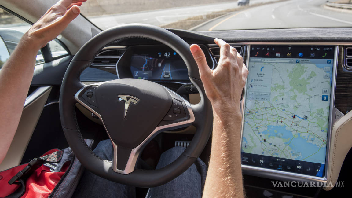 Autopiloto de Tesla es riesgoso, afirma Consumer Reports