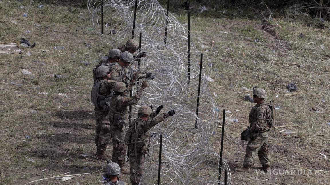 Militares de EU colocan alambre de púas y realizan ejercicios tácticos en frontera con México